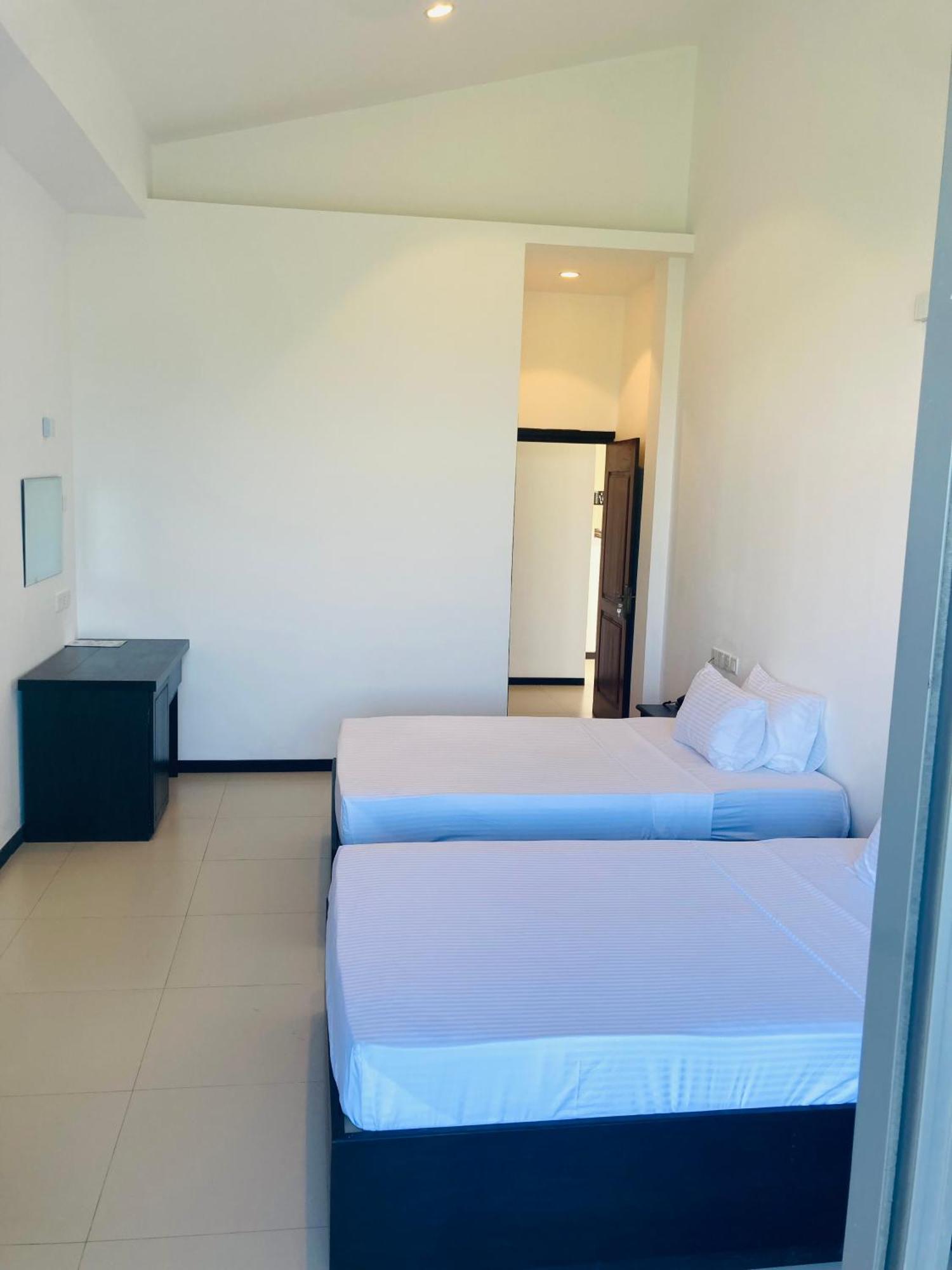 Riverbank Resort Gampola Exterior photo